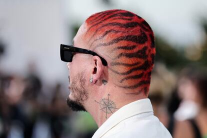 El colombiano combinó el impoluto traje blanco de Louis Vuitton con este peinado bicolor y gafas de sol de Prada.