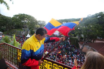 Nicolás Maduro ondea una bandera, en un mitin este sábado en Caracas.