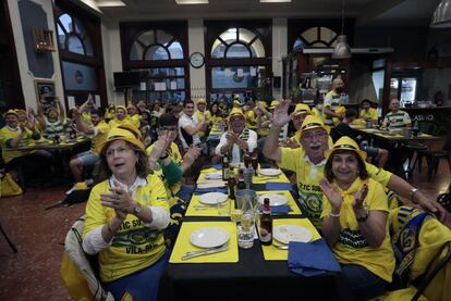 Cientos de aficionados del Villarreal siguen en directo desde locales de la ciudad la final de la UEFA Liga Europa entre Villarreal CF y Manchester United.