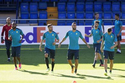 Varios jugadores del Villarreal durante el entrenamiento en el estadio de La Cerámica.