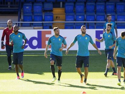 Varios jugadores del Villarreal durante el entrenamiento en el estadio de La Cerámica.