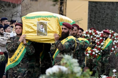 Milicianos de Hezbolá llevan el ataúd de una de las víctimas del bombardeo del viernes en Beirut, en el entierro este sábado.