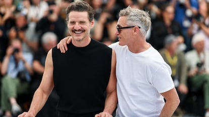 Pedro Pascal and Joaquin Phoenix pose for photographers at the presentation of 'Eddington' on May 17 in Cannes.
