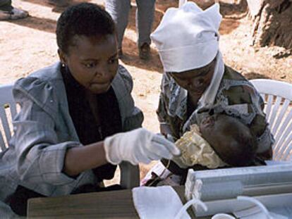 Extracción de sangre a un bebé en el Centro de Salud Internacional en Manhiça (Mozambique).