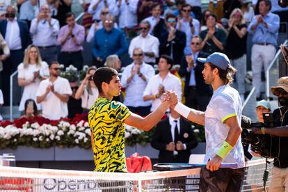 El tenista español Carlos Alcaraz (a la izquierda) saluda al croata Borna Coric, tras derrotarle en partido de semifinales.