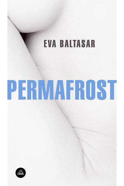 7. Permafrost, de Eva Baltasar (2018)
Sin duda, una de las novelas que más ha dado que hablar en los últimos tiempos. Publicada originalmente en catalán con el título de Permagel, abunda en el mito de Eros y Tánatos: las pulsiones suicidas de la protagonista solo encuentran parangón en su entrega a los placeres carnales (sección homosexual).