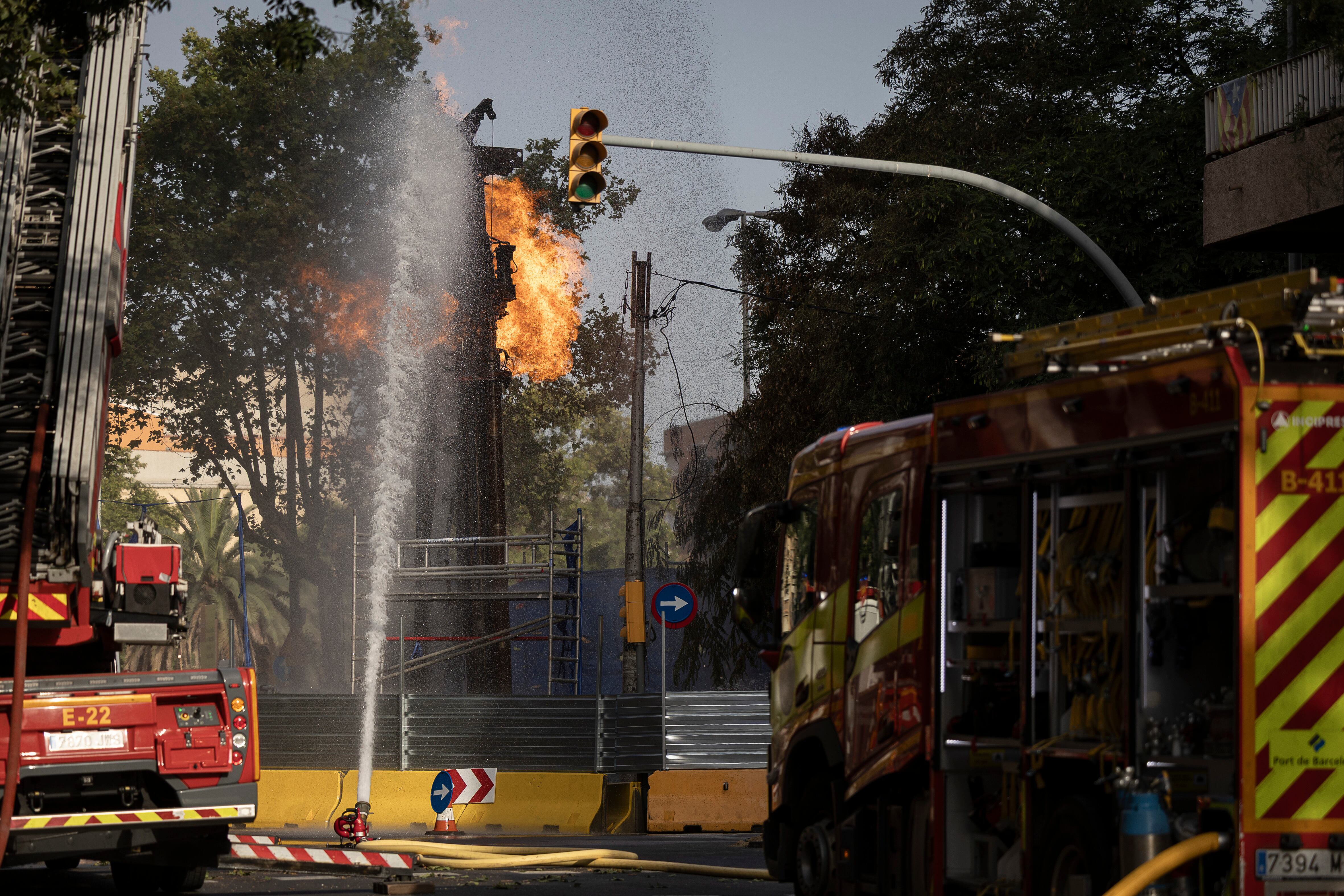 Bomberos de Barcelona trabajan en un escape de gas de las obras del metro en plaza de Sants.