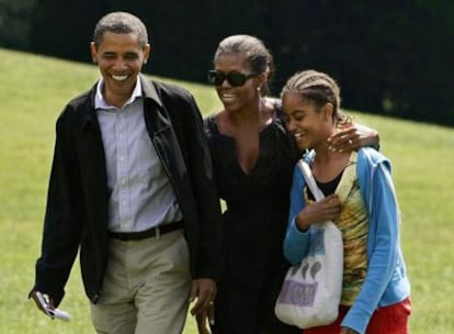 Barack y Michelle Obama con Malia, la primogénita del matrimonio.