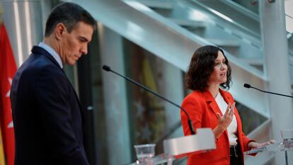 El presidente del Gobierno, Pedro Sánchez, y la presidenta de la Comunidad de Madrid, Isabel Díaz Ayuso, tras su reunión en la sede de la Presidencia regional, en Madrid (España), el pasado 21 de septiembre.