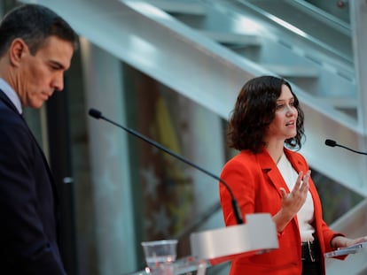 El presidente del Gobierno, Pedro Sánchez, y la presidenta de la Comunidad de Madrid, Isabel Díaz Ayuso, tras su reunión en la sede de la Presidencia regional, en Madrid (España), el pasado 21 de septiembre.