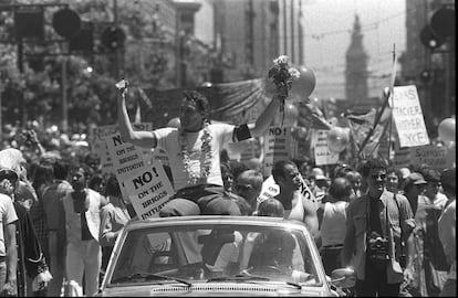 Harvey Milk, de la Junta de Supervisores de San Francisco, fue el primer hombre abiertamente homosexual en ser elegido para un cargo público en los Estados Unidos, en la imagen celebrando el desfile del Orgullo de 1978.