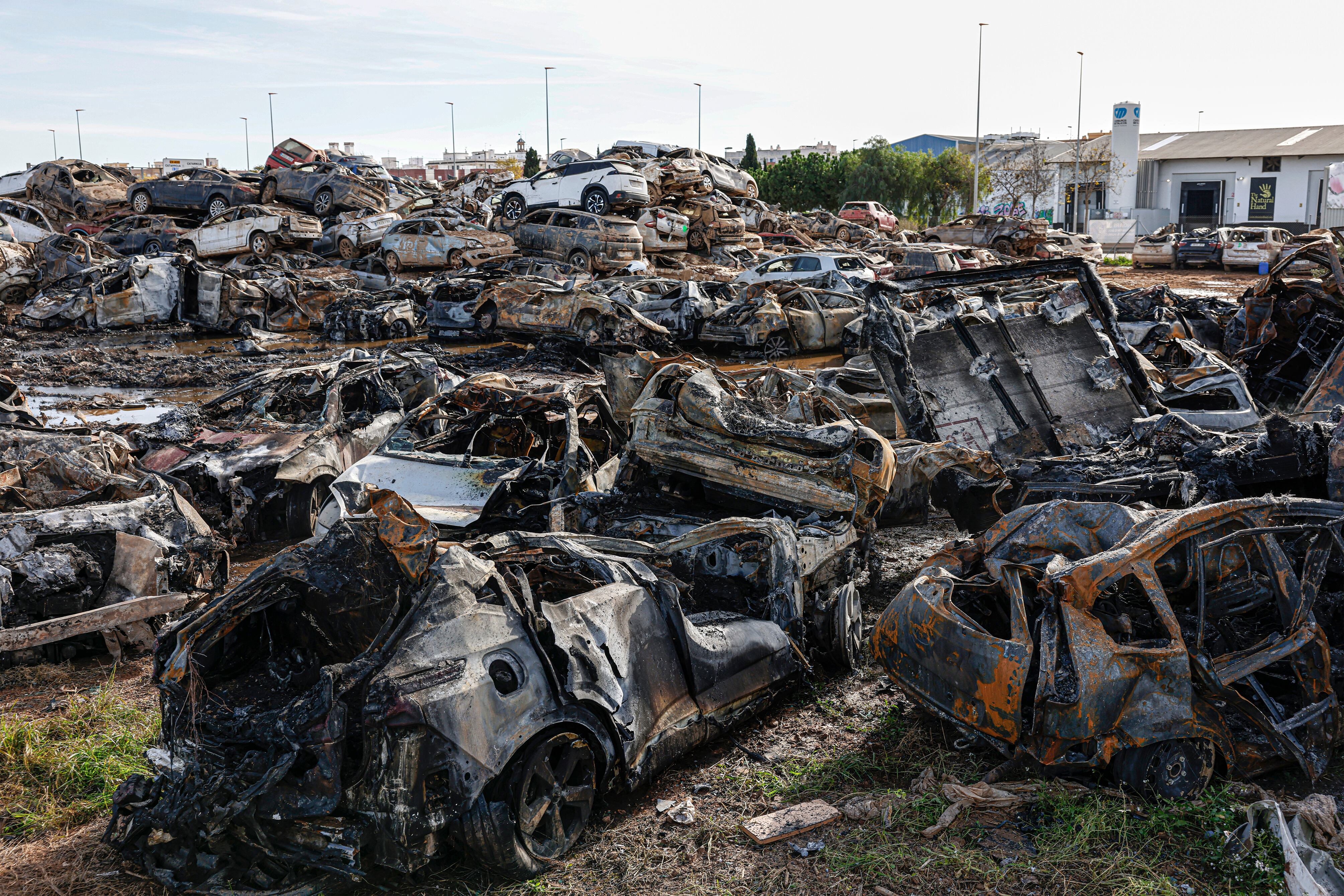 Vehículos afectados por el incendio del lunes en una campa de Catarroja.