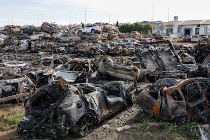 Vehculos afectados por el incendio del lunes en una campa de Catarroja.