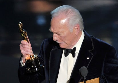 Tres veces candidato al Oscar, el intérprete obtuvo la estatuilla de Hollywood a los 82 años con ‘Beginners’. En la imagen, Christopher Plummer con el Oscar, el 26 de febrero de 2012.