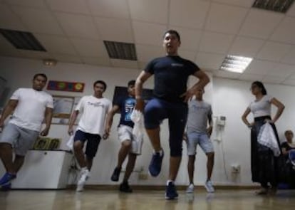 Los alumnos practican el baile el pasado 5 de septiembre.