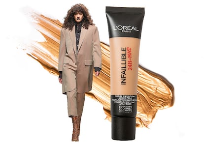 Traje de Vivienne Westwood y Infalible mate 24 horas, una base de L’Oréal con con tecnología perlite y polímeros. (11,95 euros).