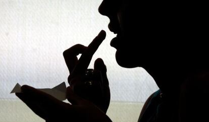 Joven consumiendo una droga sint&eacute;tica con la yema de los dedos. 