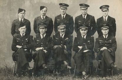 Hessel, (sentado sengundo por la izquierda) en su etapa de la RAF para trabajar con la resistencia en 1942.