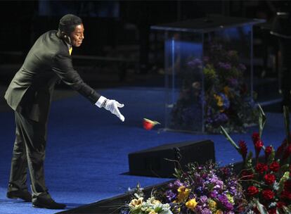 Jermaine Jackson, el hermano de Michael que fue el encargado de hacer pública su muerte, ha interpretado <i>Smile</i> y ha lanzado una flor roja sobre el ataúd del cantante.