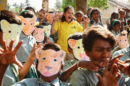 Krithi Karanth ha desarrollado un programa de conocimiento en conservación en las comunidades rurales de la India (© Rolex / Marc Shoul).