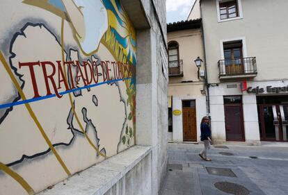 En una calle, junto a la Plaza Mayor, un mural recuerda el Tratado de Tordesillas. Un acuerdo firmado en esta localidad en 1494 entre los representantes de Isabel y Fernando, reyes de Castilla y de Aragón, y los del rey Juan II de Portugal. Aquí se fijó cómo ambas coronas se repartían las zonas de navegación y conquista del Atlántico y el "Nuevo Mundo".