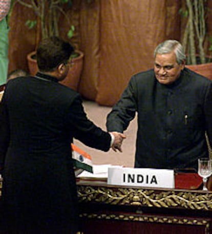 El presidente de Pakistán, Pervez Musharraf (izquierda), saluda al primer ministro de India, Atal Behari Vajpayee, ayer en Nepal.