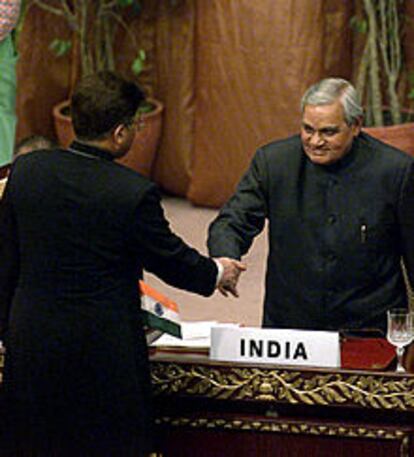 El presidente de Pakistán, Pervez Musharraf (izquierda), saluda al primer ministro de India, Atal Behari Vajpayee, ayer en Nepal.