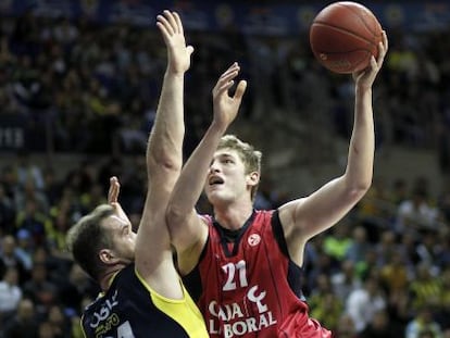 Tibor Pleiss, del Caja Laboral, intenta superar a la defensa del Fenerbahce.