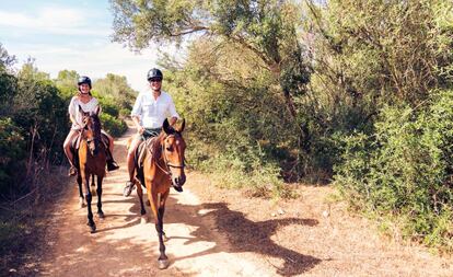 Los 185 kilómetros del Camí de Cavalls, divididos hasta en 20 tramos, permiten descubrir casi todos los rincones de Menorca, tanto en rutas a caballo como de senderismo o bicicleta.