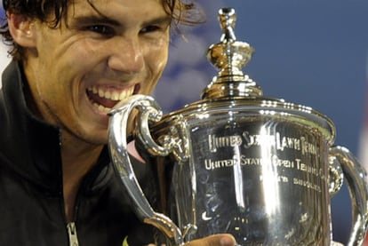 Como suele hacer tras ganar un torneo, Nadal muerde la copa del Abierto de EE UU.