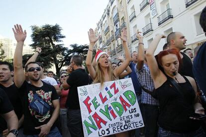 Civil servants protest the government&rsquo;s new public sector cuts in front of Congress on Thursday.  