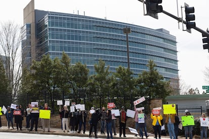 Manifestantes protestan por los despidos en los Centros para el Control y la Prevencin de Enfermedades (CDC) frente a la sede de los CDC en Atlanta.