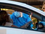 Sevilla/20-08-2020: Personal sanitario toma muestras a usuarios, en su propio vehículo, para el test PCR y análisis de coronavirus hoy en el hospital militar de Sevilla.
FOTO: PACO PUENTES/EL PAIS