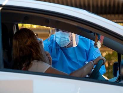 Toma de muestras para una PCR en el hospital militar de Sevilla, el 20 de agosto.