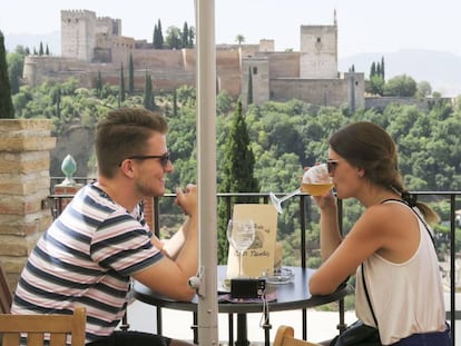 Unos turistas toman una cerveza en Granada.