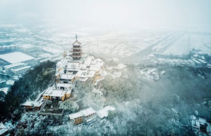 Vista aérea de Langshan Mountain tras una nevada en Nantong (China).
