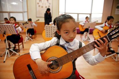 Una niña toca la guitarra en el palacio de los niños Mangyongdae en el centro de Pyongyang (Corea del Norte), el 5 de mayo de 2016.