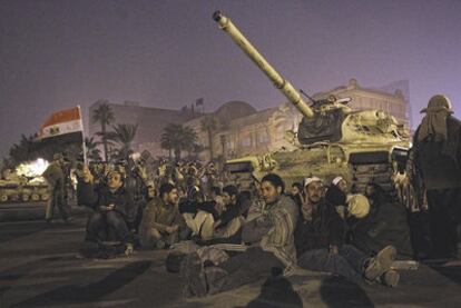 Manifestantes junto a un tanque del Ejército en la plaza de la Liberación de El Cairo.
