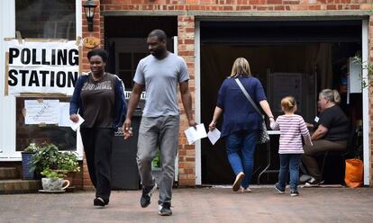 Una pareja abandona un centro de votación en una casa particular en Croydon, al sur de Londres.