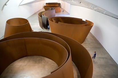 Durante su primer año de apertura, el Museo Guggenheim Bilbao recibió un total de 1,3 millones de visitas, cifra récord que confirmó el éxito de la propuesta. En la imagen, esculturas de Richard Serra en la exposición inaugural del museo en 1997, situadas en la nave central, y que se han convertido en uno de los grandes imanes artísticos de la colección del museo.