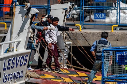 Agentes de policía turcos escoltan a uno de los migrantes deportados en el puerto turco de Dikili, el 4 de abril de 2016.
