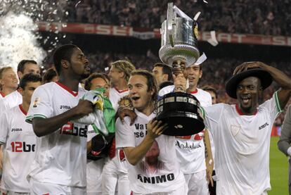 La celebración de los sevillistas, la cara alegre de la moneda. Los atléticos sufren la derrota mientras observan las celebreciones del rival.