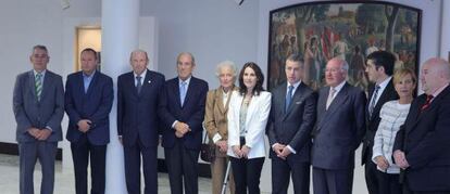 La hija de Agirre (quinta por la izquierda), junto a la presidenta del Parlamento, el 'lehendakari' Urkullu, sus cuatro antecesores y los miembros de la Mesa.