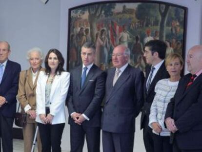 La hija de Agirre (quinta por la izquierda), junto a la presidenta del Parlamento, el 'lehendakari' Urkullu, sus cuatro antecesores y los miembros de la Mesa.