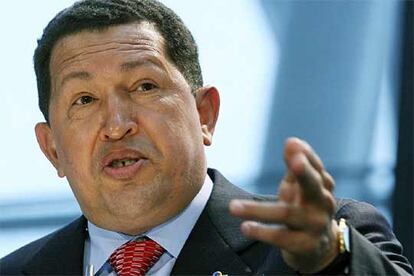 El presidente de Venezuela, Hugo Chávez, se dirige a los medios tras el encuentro que mantuvo hoy con el alcalde de Londres.