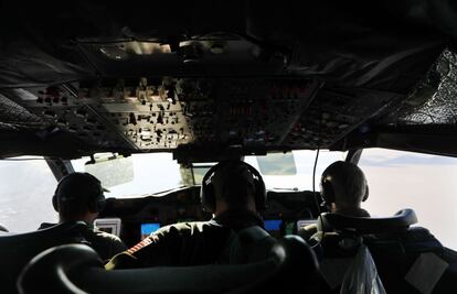 Tres tripulantes de uno de los aviones de la NASA sobrevuelan Groenlandia.