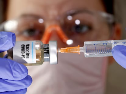 Imagen de una de las vacunas que se están probando contra la covid-19.