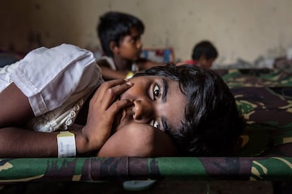 Una joven refugiada de la etnia musulmana rohingya descansa en el campamento temporal de Kuala Langsa, en Indonesia.