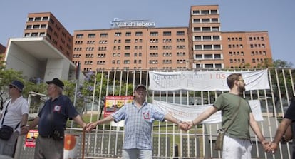 Cadena humana en el hospital Vall d'hebron en contra de los recortes en sanidad