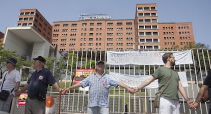 Cadena humana en el hospital Vall d&#039;hebron en contra de los recortes en sanidad